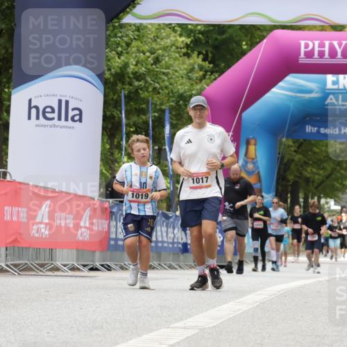 06.09.2026 - CURREX Alsterlauf Yannick Fuchs http://msf.ph/oto/10176752 06.09.2026 12:02:27 Ziel 1072, 1320, 1337 meine-sportfotos.de