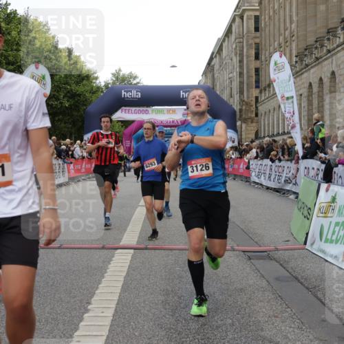 06.09.2026 - CURREX Alsterlauf Yannick Fuchs http://msf.ph/oto/10179342 06.09.2026 09:55:25 Ziel 2012, 2231, 2232, 3126, 3344, 3484, 4512, 4688, 5211, 5314, 5531, 5855, 6293, 6367 meine-sportfotos.de