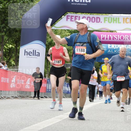 06.09.2026 - CURREX Alsterlauf Yannick Fuchs http://msf.ph/oto/10179635 06.09.2026 12:04:08 Ziel 1142, 1171, 1172, 1187, 1188, 1246 meine-sportfotos.de
