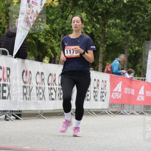 06.09.2026 - CURREX Alsterlauf Yannick Fuchs http://msf.ph/oto/10180665 06.09.2026 12:04:33 Ziel 1174, 1179 meine-sportfotos.de