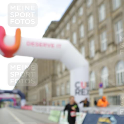 06.09.2026 - CURREX Alsterlauf Yannick Fuchs http://msf.ph/oto/10183758 06.09.2026 12:18:03 Ziel 1306 meine-sportfotos.de