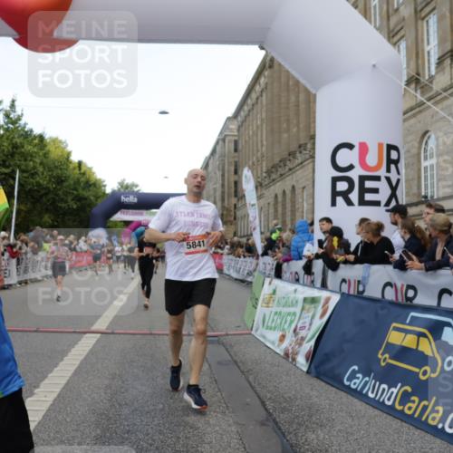 06.09.2026 - CURREX Alsterlauf Yannick Fuchs http://msf.ph/oto/10183842 06.09.2026 09:56:22 Ziel 2085, 2341, 3486, 3571, 3577, 4057, 4715, 5332, 5682, 5841, 6416, 6441, 8134 meine-sportfotos.de