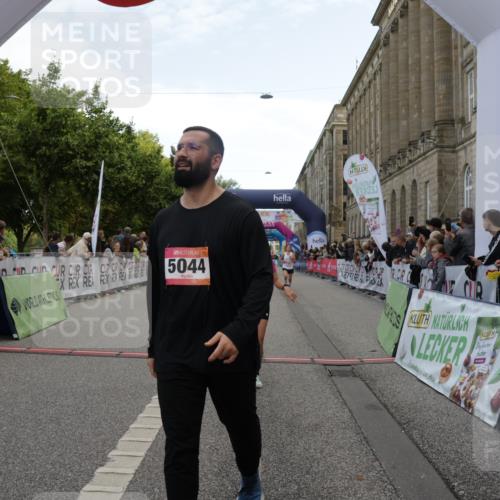 06.09.2026 - CURREX Alsterlauf Yannick Fuchs http://msf.ph/oto/10187941 06.09.2026 10:05:13 Ziel 2718, 4230, 4231, 4565, 4994, 5044, 5300, 6110, 6155, 6209, 6242, 6251, 6253, 6392, 8064, 8099, 8243 meine-sportfotos.de