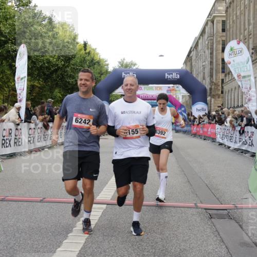 06.09.2026 - CURREX Alsterlauf Yannick Fuchs http://msf.ph/oto/10188183 06.09.2026 10:05:17 Ziel 1239, 2195, 2718, 3737, 3838, 4230, 4231, 4565, 4769, 4994, 5044, 5300, 6110, 6155, 6242, 6392, 8243 meine-sportfotos.de