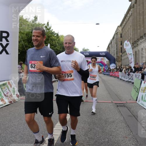 06.09.2026 - CURREX Alsterlauf Yannick Fuchs http://msf.ph/oto/10188287 06.09.2026 10:05:18 Ziel 1239, 2195, 2718, 3011, 3336, 3737, 3838, 4230, 4565, 4769, 4994, 5044, 6110, 6155, 6242, 6392, 8243 meine-sportfotos.de