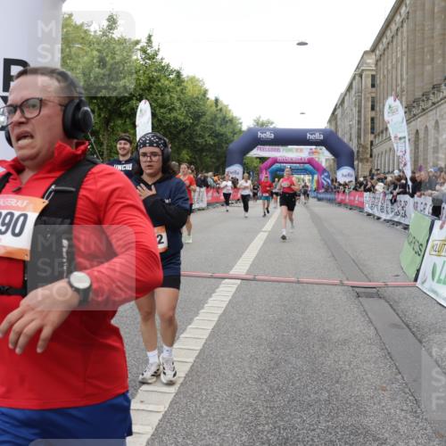 06.09.2026 - CURREX Alsterlauf Yannick Fuchs http://msf.ph/oto/10188903 06.09.2026 10:05:28 Ziel 1239, 2195, 2310, 3011, 3315, 3336, 3527, 3528, 3737, 3838, 3890, 4151, 4642, 4769, 5349 meine-sportfotos.de