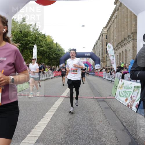 06.09.2026 - CURREX Alsterlauf Yannick Fuchs http://msf.ph/oto/10189649 06.09.2026 09:57:27 Ziel 2316, 2900, 2966, 3236, 3559, 3881, 3914, 3978, 4641, 4859, 5345, 5398, 5463, 5510, 5978, 6119, 6279, 8029, 8198, 8281 meine-sportfotos.de