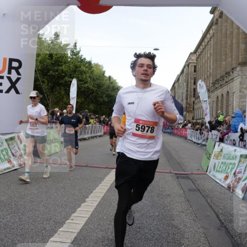 06.09.2026 - CURREX Alsterlauf Yannick Fuchs http://msf.ph/oto/10189730 06.09.2026 09:57:28 Ziel 2316, 2806, 2966, 3160, 3236, 3559, 3881, 3914, 3978, 4641, 4859, 5463, 5510, 5978, 6119, 6279, 8029, 8198, 8281 meine-sportfotos.de