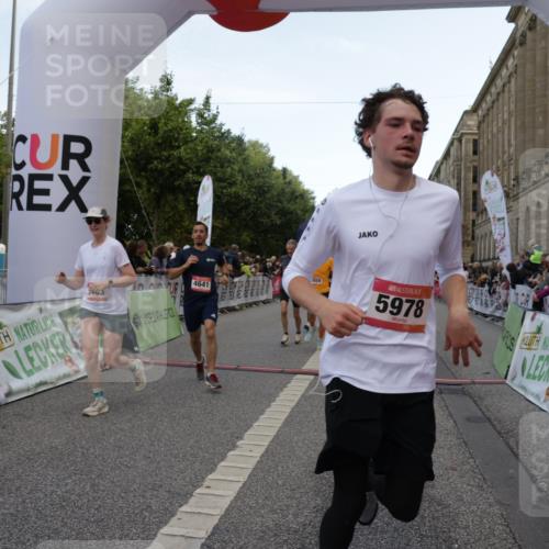 06.09.2026 - CURREX Alsterlauf Yannick Fuchs http://msf.ph/oto/10189745 06.09.2026 09:57:28 Ziel 2316, 2806, 2966, 3160, 3236, 3559, 3881, 3914, 3978, 4641, 4859, 5463, 5510, 5978, 6119, 6279, 8029, 8198, 8281 meine-sportfotos.de