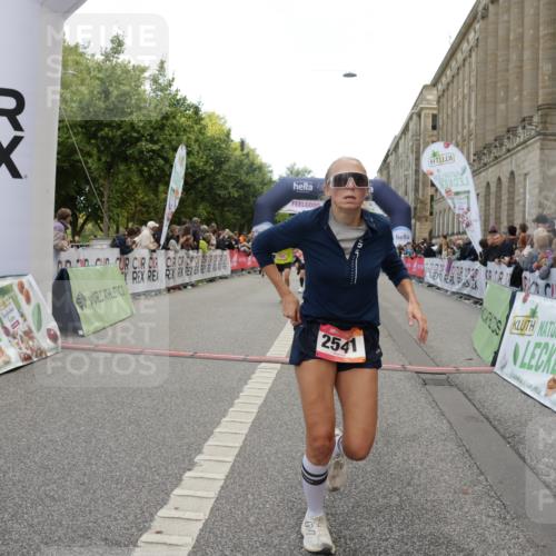 06.09.2026 - CURREX Alsterlauf Yannick Fuchs http://msf.ph/oto/10196178 06.09.2026 10:06:32 Ziel 2266, 2541, 2863, 3491, 3772, 3942, 3947, 4508, 4819, 5600, 6085, 6464, 8183 meine-sportfotos.de