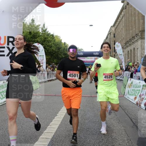 06.09.2026 - CURREX Alsterlauf Yannick Fuchs http://msf.ph/oto/10196533 06.09.2026 09:58:23 Ziel 2013, 2706, 2864, 3055, 3603, 3679, 3804, 4106, 4501, 4525, 4732, 4800, 4806, 5018, 5257, 5840, 5858, 8003, 8052, 8296 meine-sportfotos.de