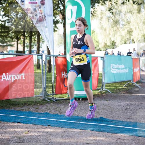 06.09.2026 - 20. Norderstedt Triathlon H.Heesch http://msf.ph/oto/10198487 06.09.2026 09:45:14 Ziel 664, 665 meine-sportfotos.de