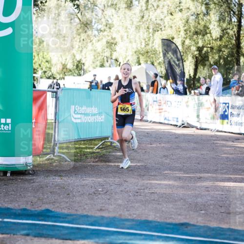 06.09.2026 - 20. Norderstedt Triathlon H.Heesch http://msf.ph/oto/10198517 06.09.2026 09:45:17 Ziel 664, 665 meine-sportfotos.de