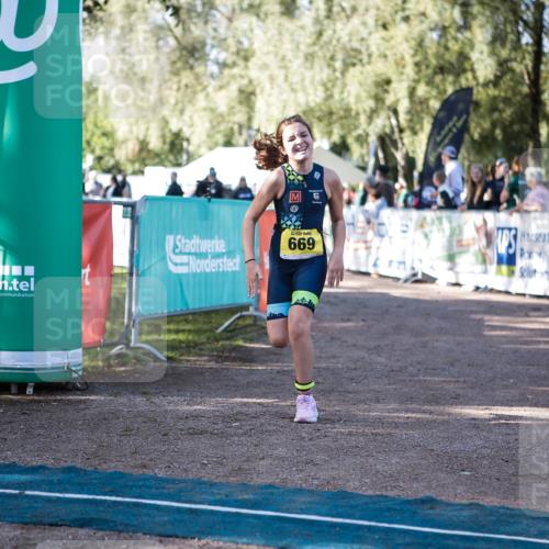 06.09.2026 - 20. Norderstedt Triathlon H.Heesch http://msf.ph/oto/10199418 06.09.2026 09:48:41 Ziel 628, 668, 669 meine-sportfotos.de