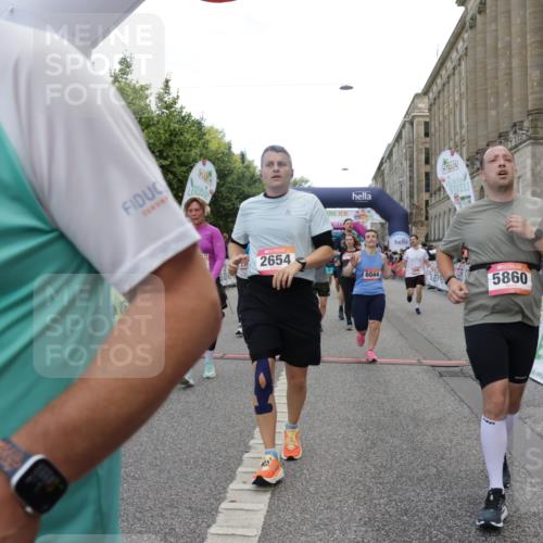 06.09.2026 - CURREX Alsterlauf Yannick Fuchs http://msf.ph/oto/10199955 06.09.2026 10:07:51 Ziel 1316, 2123, 2387, 2654, 2933, 3092, 3576, 3705, 3706, 3722, 3723, 3915, 3932, 4419, 4473, 5324, 5338, 5587, 5588, 5791, 5860, 6044, 6176, 6223, 6382 meine-sportfotos.de