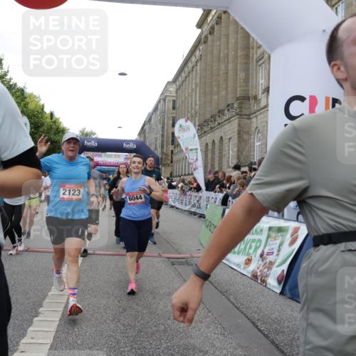 06.09.2026 - CURREX Alsterlauf Yannick Fuchs http://msf.ph/oto/10199979 06.09.2026 10:07:52 Ziel 1316, 2123, 2387, 2654, 2933, 3092, 3296, 3576, 3705, 3706, 3722, 3723, 3757, 3758, 3915, 3916, 3932, 4419, 4473, 5324, 5338, 5587, 5588, 5791, 5860, 6044, 6176, 6223, 6382 meine-sportfotos.de