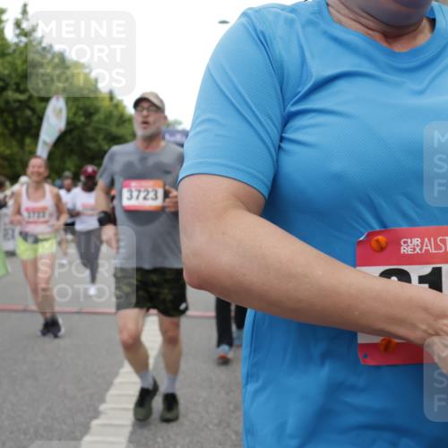 06.09.2026 - CURREX Alsterlauf Yannick Fuchs http://msf.ph/oto/10200013 06.09.2026 10:07:53 Ziel 1316, 2123, 2387, 2654, 2933, 3092, 3296, 3576, 3722, 3723, 3757, 3758, 3915, 3916, 3932, 4419, 5324, 5587, 5588, 5791, 5860, 6044, 6176, 6223, 6382 meine-sportfotos.de