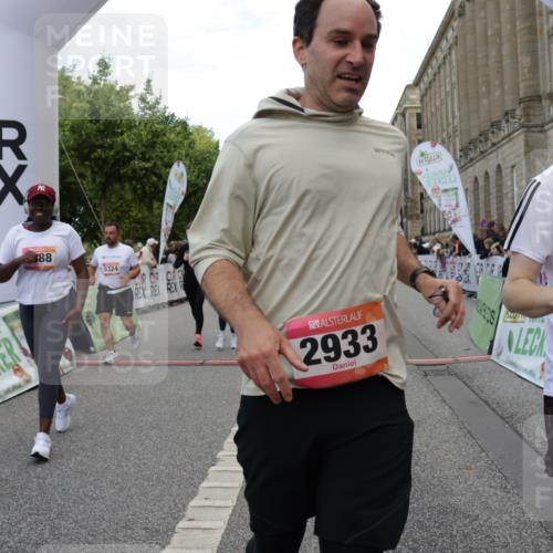 06.09.2026 - CURREX Alsterlauf Yannick Fuchs http://msf.ph/oto/10200086 06.09.2026 10:07:56 Ziel 2123, 2387, 2654, 2933, 3092, 3296, 3722, 3723, 3757, 3758, 3915, 3916, 3932, 4159, 4419, 5324, 5587, 5588, 5597, 5791, 5860, 6044, 6168, 6176, 6223, 6382 meine-sportfotos.de