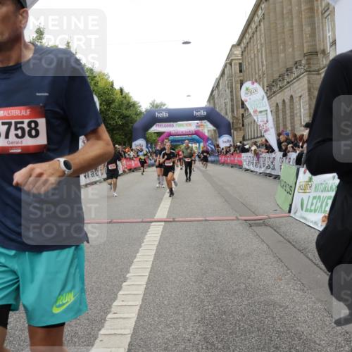 06.09.2026 - CURREX Alsterlauf Yannick Fuchs http://msf.ph/oto/10200192 06.09.2026 10:07:59 Ziel 2123, 2387, 2933, 3296, 3666, 3722, 3723, 3757, 3758, 3915, 3916, 3932, 4159, 5256, 5290, 5324, 5587, 5588, 5597, 5791, 6044, 6168, 6382 meine-sportfotos.de