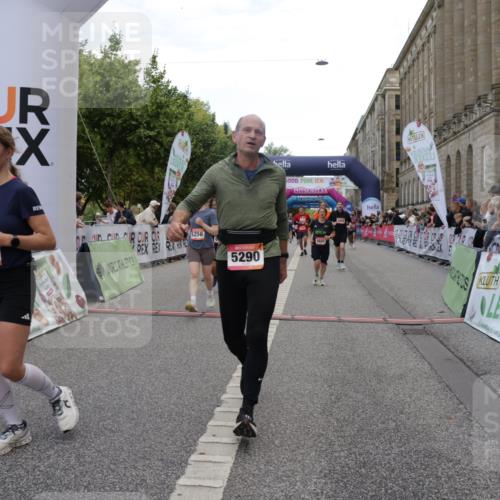 06.09.2026 - CURREX Alsterlauf Yannick Fuchs http://msf.ph/oto/10200477 06.09.2026 10:08:04 Ziel 2390, 3192, 3193, 3194, 3296, 3298, 3666, 3757, 3758, 3916, 4159, 4841, 5049, 5256, 5290, 5597, 6168, 6361, 6395 meine-sportfotos.de