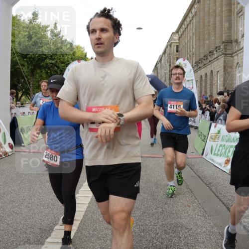 06.09.2026 - CURREX Alsterlauf Yannick Fuchs http://msf.ph/oto/10204304 06.09.2026 10:08:44 Ziel 2374, 2450, 2487, 2491, 2580, 3086, 3400, 3482, 3540, 3811, 3812, 3836, 4115, 4129, 4185, 4233, 5130, 5233, 5319, 5550, 5985, 8089 meine-sportfotos.de