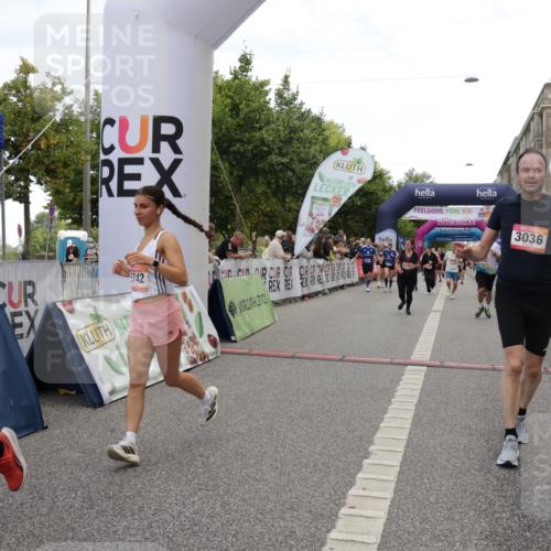 06.09.2026 - CURREX Alsterlauf Yannick Fuchs http://msf.ph/oto/10206646 06.09.2026 10:09:00 Ziel 2679, 2681, 2777, 3036, 4021, 4738, 5132, 5252, 5742, 5798, 6116, 6296, 6488, 8055 meine-sportfotos.de