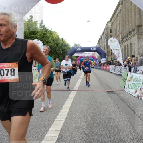 06.09.2026 - CURREX Alsterlauf Yannick Fuchs http://msf.ph/oto/10212834 06.09.2026 10:09:44 Ziel 2064, 2078, 2622, 3785, 3787, 4713, 4784, 5199, 5851, 6466 meine-sportfotos.de