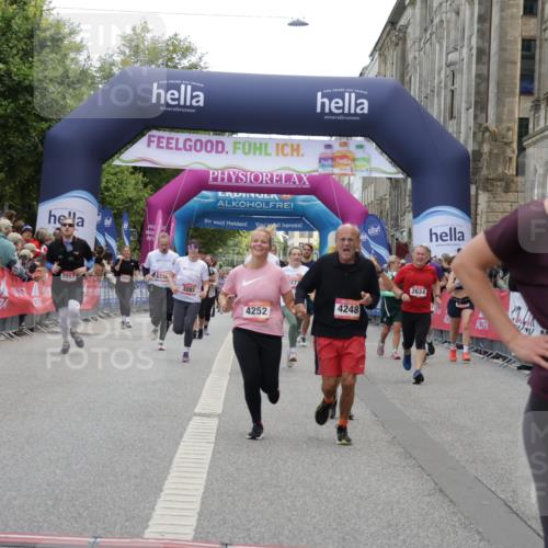 06.09.2026 - CURREX Alsterlauf Yannick Fuchs http://msf.ph/oto/10213748 06.09.2026 10:10:05 Ziel 2057, 2607, 2634, 3163, 3213, 3277, 3283, 4242, 4244, 4248, 4252, 4507, 5733 meine-sportfotos.de