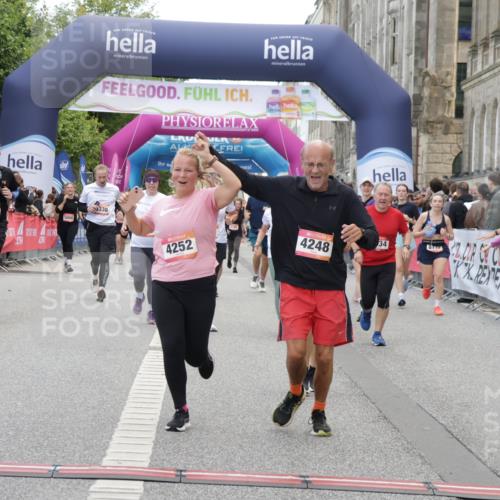 06.09.2026 - CURREX Alsterlauf Yannick Fuchs http://msf.ph/oto/10213813 06.09.2026 10:10:06 Ziel 2057, 2607, 2634, 3163, 3213, 3277, 3283, 4242, 4244, 4248, 4252, 4507, 6354, 8072, 8115 meine-sportfotos.de