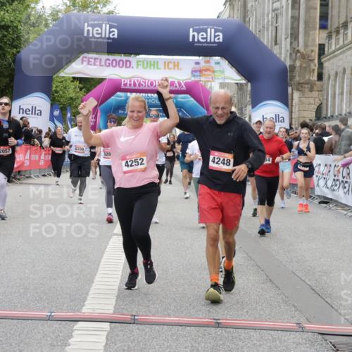 06.09.2026 - CURREX Alsterlauf Yannick Fuchs http://msf.ph/oto/10213825 06.09.2026 10:10:06 Ziel 2057, 2607, 2634, 3163, 3213, 3277, 3283, 4242, 4244, 4248, 4252, 4507, 6354, 8072, 8115 meine-sportfotos.de