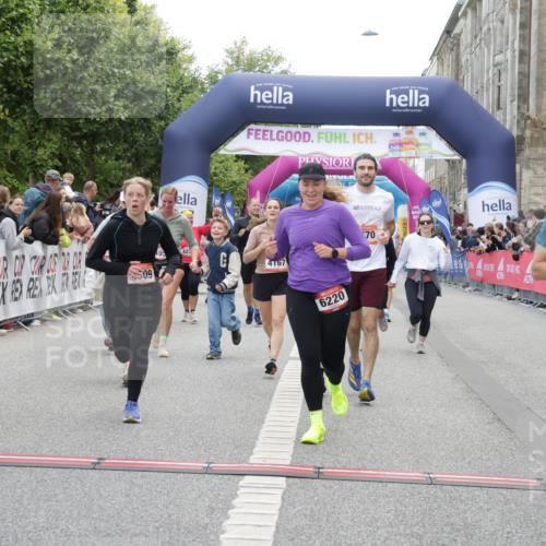 06.09.2026 - CURREX Alsterlauf Yannick Fuchs http://msf.ph/oto/10215099 06.09.2026 10:10:38 Ziel 2509, 2670, 2674, 3077, 3127, 3278, 3426, 3649, 3930, 4066, 4167, 4959, 5356, 6220, 6351 meine-sportfotos.de