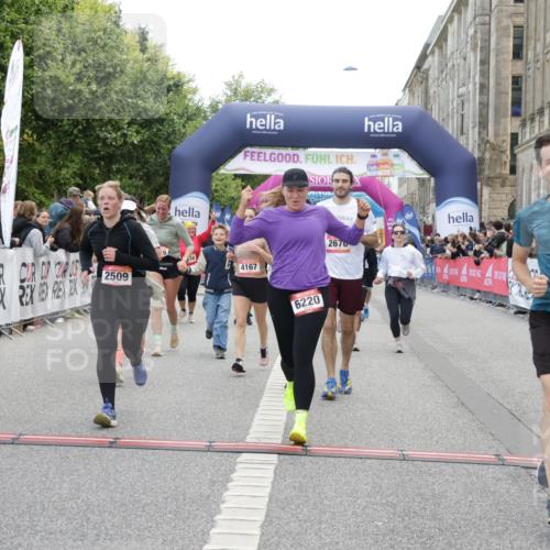 06.09.2026 - CURREX Alsterlauf Yannick Fuchs http://msf.ph/oto/10215119 06.09.2026 10:10:38 Ziel 2509, 2670, 2674, 3077, 3127, 3278, 3426, 3649, 3930, 4066, 4167, 4959, 5356, 6220, 6351 meine-sportfotos.de