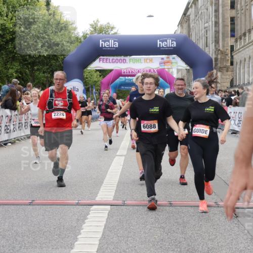 06.09.2026 - CURREX Alsterlauf Yannick Fuchs http://msf.ph/oto/10215600 06.09.2026 10:10:53 Ziel 2058, 2226, 2312, 2365, 2417, 2427, 2552, 2616, 2734, 2982, 3348, 3840, 3995, 5141, 5142, 6088, 6434 meine-sportfotos.de