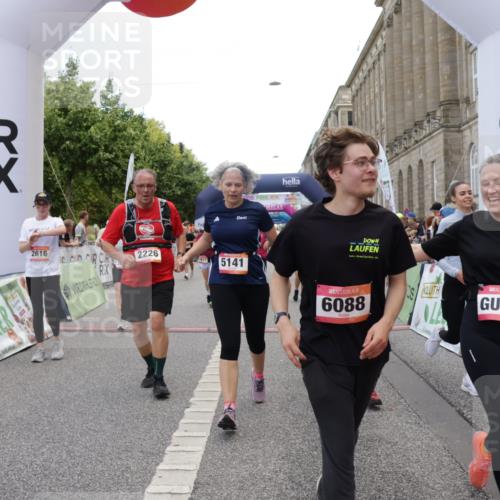 06.09.2026 - CURREX Alsterlauf Yannick Fuchs http://msf.ph/oto/10215714 06.09.2026 10:10:56 Ziel 2226, 2312, 2365, 2417, 2427, 2552, 2566, 2616, 2732, 2734, 2982, 3348, 3685, 3687, 3840, 3995, 5141, 5142, 5555, 5898, 6088, 6434 meine-sportfotos.de