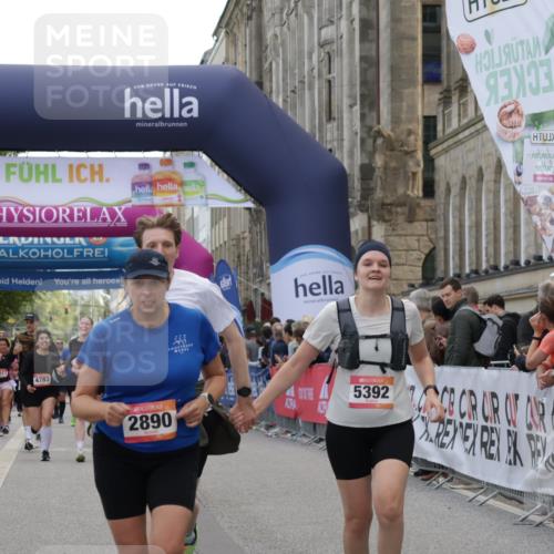 06.09.2026 - CURREX Alsterlauf Yannick Fuchs http://msf.ph/oto/10216977 06.09.2026 10:11:12 Ziel 2324, 2889, 2890, 4409, 5268, 5327, 5351, 5392, 5393, 5496, 5498, 5499, 5500, 5532, 5818, 5888, 6100 meine-sportfotos.de
