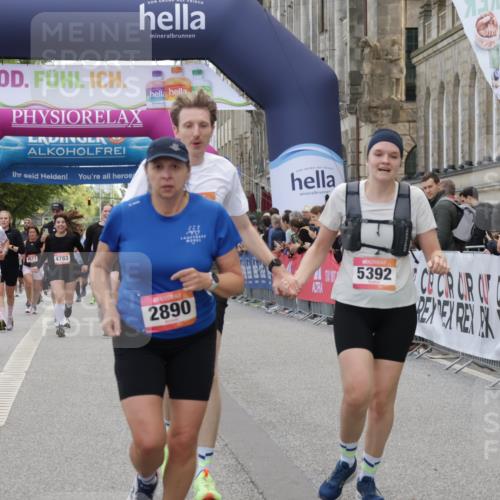 06.09.2026 - CURREX Alsterlauf Yannick Fuchs http://msf.ph/oto/10217035 06.09.2026 10:11:12 Ziel 2324, 2889, 2890, 4409, 5268, 5327, 5351, 5392, 5393, 5496, 5498, 5499, 5500, 5532, 5818, 5888, 6100 meine-sportfotos.de