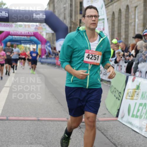 06.09.2026 - CURREX Alsterlauf Yannick Fuchs http://msf.ph/oto/10219102 06.09.2026 10:11:22 Ziel 2352, 2979, 2980, 4251, 4442, 4517, 4612, 4782, 4783, 5327, 5351, 5532, 5647, 6100, 6103, 6393, 6465 meine-sportfotos.de
