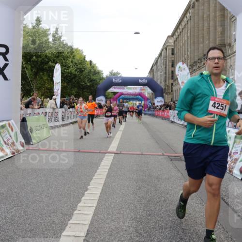 06.09.2026 - CURREX Alsterlauf Yannick Fuchs http://msf.ph/oto/10219262 06.09.2026 10:11:23 Ziel 2014, 2352, 2979, 2980, 4251, 4442, 4517, 4612, 4782, 4783, 5532, 5647, 6100, 6103, 6393, 6465 meine-sportfotos.de