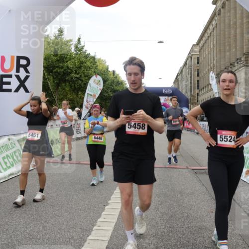 06.09.2026 - CURREX Alsterlauf Yannick Fuchs http://msf.ph/oto/10222462 06.09.2026 10:11:43 Ziel 2125, 2356, 2701, 3060, 3284, 3285, 3373, 3704, 3922, 4188, 4189, 4611, 5451, 5458, 6019, 6166, 6362, 6446 meine-sportfotos.de