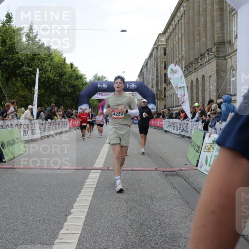 06.09.2026 - CURREX Alsterlauf Yannick Fuchs http://msf.ph/oto/10223066 06.09.2026 10:12:02 Ziel 3198, 3557, 3761, 3776, 3777, 4223, 4653, 4787, 4790, 4946, 4957, 4958, 5292 meine-sportfotos.de
