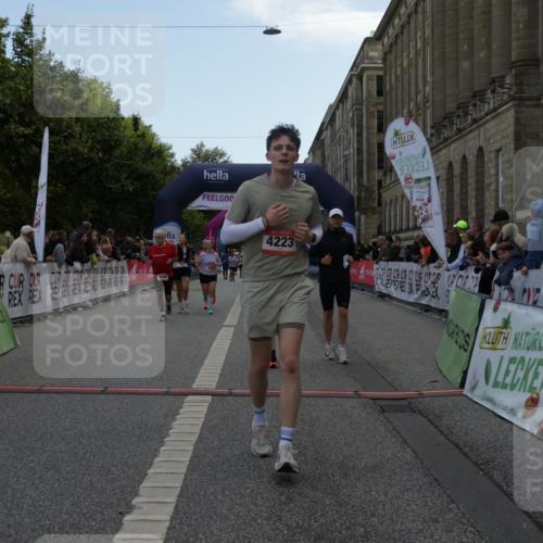 06.09.2026 - CURREX Alsterlauf Yannick Fuchs http://msf.ph/oto/10223068 06.09.2026 10:12:03 Ziel 3128, 3198, 3557, 3761, 3776, 3777, 4215, 4216, 4223, 4787, 4790, 4946, 4957, 4958 meine-sportfotos.de
