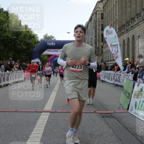06.09.2026 - CURREX Alsterlauf Yannick Fuchs http://msf.ph/oto/10223070 06.09.2026 10:12:03 Ziel 3128, 3198, 3557, 3761, 3776, 3777, 4215, 4216, 4223, 4787, 4790, 4946, 4957, 4958 meine-sportfotos.de