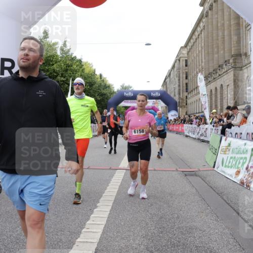 06.09.2026 - CURREX Alsterlauf Yannick Fuchs http://msf.ph/oto/10225499 06.09.2026 10:14:41 Ziel 2421, 2644, 3624, 3907, 4362, 4677, 4683, 5310, 5534, 5965, 6158, 6332 meine-sportfotos.de