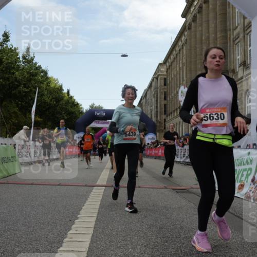 06.09.2026 - CURREX Alsterlauf Yannick Fuchs http://msf.ph/oto/10225618 06.09.2026 10:15:12 Ziel 2621, 2789, 2794, 2871, 2938, 3023, 3027, 3302, 3454, 4497, 4645, 5439, 5630, 5931, 5966, 6408 meine-sportfotos.de