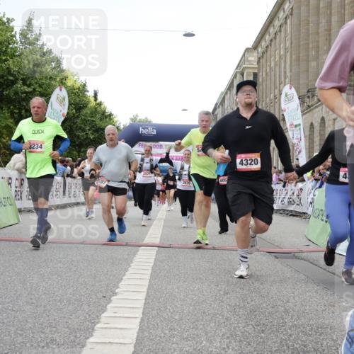 06.09.2026 - CURREX Alsterlauf Yannick Fuchs http://msf.ph/oto/10225761 06.09.2026 10:15:59 Ziel 2570, 2571, 2689, 3234, 3281, 4028, 4154, 4156, 4319, 4320, 4733, 5065, 5081, 5476, 5618, 8218 meine-sportfotos.de