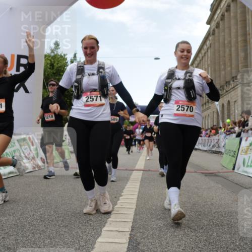 06.09.2026 - CURREX Alsterlauf Yannick Fuchs http://msf.ph/oto/10225778 06.09.2026 10:16:03 Ziel 2570, 2571, 2689, 2810, 3234, 3281, 3311, 4028, 4043, 4154, 4156, 4264, 4319, 4320, 4733, 5065, 5081, 5476, 5618, 5825, 8218 meine-sportfotos.de