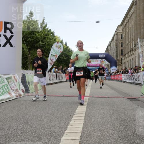 06.09.2026 - CURREX Alsterlauf Yannick Fuchs http://msf.ph/oto/10225856 06.09.2026 10:16:21 Ziel 2614, 2744, 2881, 2884, 2910, 3189, 3867, 4314, 4315, 4366, 4396, 4455, 5559, 5564, 5787 meine-sportfotos.de