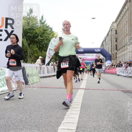 06.09.2026 - CURREX Alsterlauf Yannick Fuchs http://msf.ph/oto/10225858 06.09.2026 10:16:21 Ziel 2614, 2744, 2881, 2884, 2910, 3189, 3867, 4314, 4315, 4366, 4396, 4455, 5559, 5564, 5787 meine-sportfotos.de