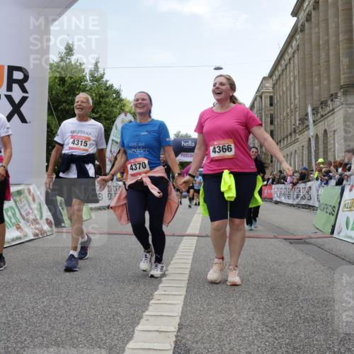 06.09.2026 - CURREX Alsterlauf Yannick Fuchs http://msf.ph/oto/10225876 06.09.2026 10:16:25 Ziel 2744, 2851, 2888, 2910, 3015, 3019, 3189, 4314, 4315, 4366, 4396, 4820, 4821, 5578, 5787 meine-sportfotos.de