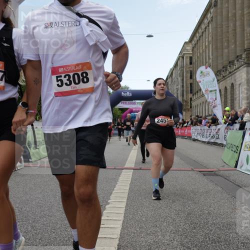 06.09.2026 - CURREX Alsterlauf Yannick Fuchs http://msf.ph/oto/10225944 06.09.2026 10:16:45 Ziel 2328, 2454, 2578, 2736, 2859, 3167, 3169, 3290, 3330, 3633, 3645, 4123, 4220, 4353, 4613, 5307, 5308, 5672, 5859, 8102 meine-sportfotos.de